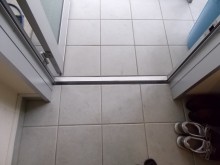 玄関にプリーツ網戸をお取り付け